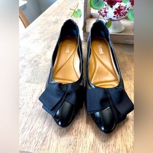 J Renee women’s Taroona black patent leather pump